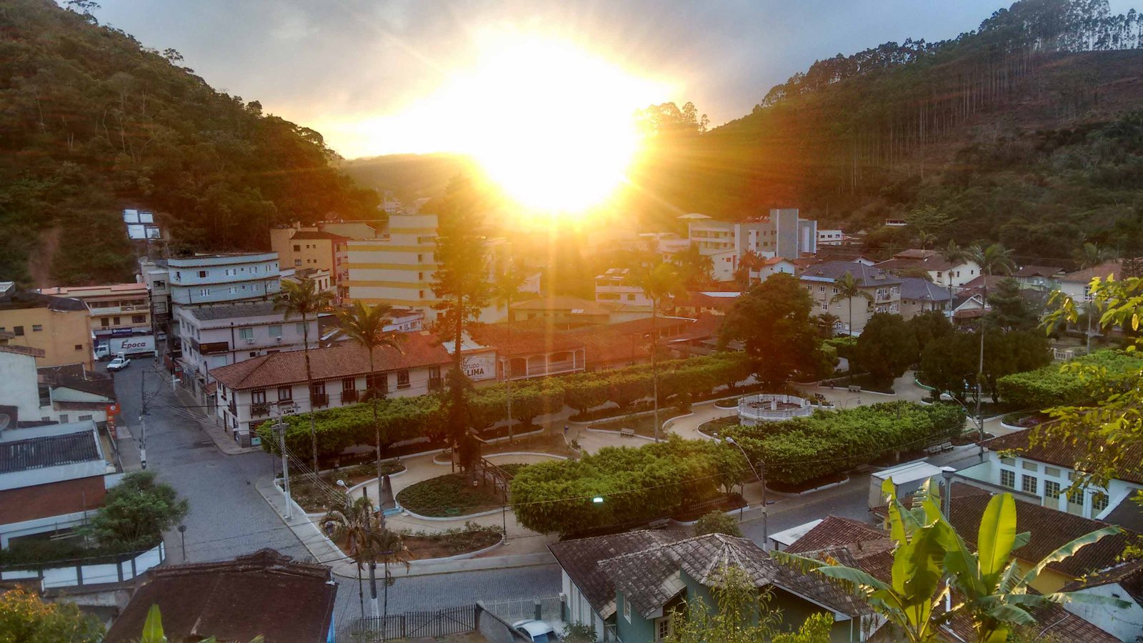 Centro charmoso de Santa Teresa com arquitetura e montanhas